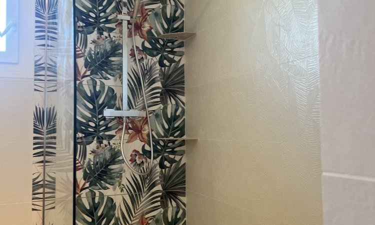 Douche avec décor de fleurs et de feuilles